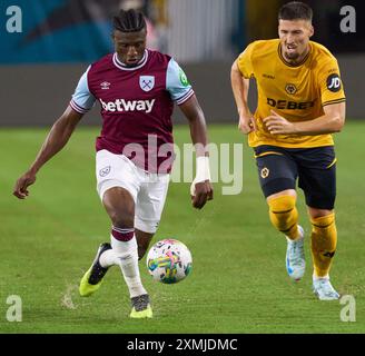 Jacksonville, Florida, USA. Juli 2024. Die englische Premier League ist freundlich, West Ham United gegen Wolverhampton. Mohammad Kudus von West Ham tröpfelt auf einem feuchten Feld von Wolverhampton's Matt Doherty ab. Foto: Tim Davis/Alamy Live News Stockfoto