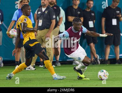 Jacksonville, Florida, USA. Juli 2024. Die englische Premier League ist freundlich, West Ham United gegen Wolverhampton. Mohammad Kudus pflanzt seinen Fuß in das feuchte Feld, während Chiquinho sich verteidigen will. Foto: Tim Davis/Alamy Live News Stockfoto