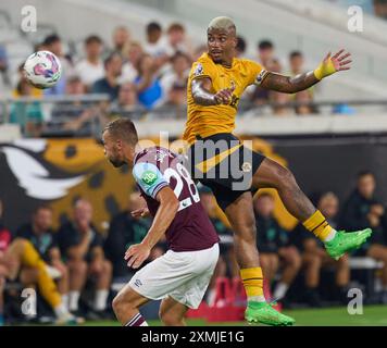 Jacksonville, Florida, USA. Juli 2024. Die englische Premier League ist freundlich, West Ham United gegen Wolverhampton. Tomáš Souček (28) und Mario Lemina versuchen, den Ball zu spielen. Foto: Tim Davis/Alamy Live News Stockfoto