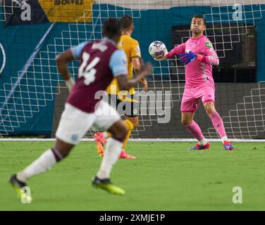 Jacksonville, Florida, USA. Juli 2024. Die englische Premier League ist freundlich, West Ham United gegen Wolverhampton. Hammers Torhüter Lukasz Fabianski will den Ball auf seine Seite bringen. Foto: Tim Davis/Alamy Live News Stockfoto