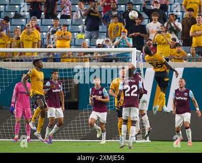 Jacksonville, Florida, USA. Juli 2024. Die englische Premier League ist freundlich, West Ham United gegen Wolverhampton. Der Ball segelt hoch über Chiquinhos Heaader-Versuch. Foto: Tim Davis/Alamy Live News Stockfoto