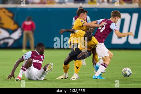 Jacksonville, Florida, USA. Juli 2024. Die englische Premier League ist freundlich, West Ham United gegen Wolverhampton. Luke Cundle und Chiquinho verteidigen sich gegen Lewis Orford (61). Foto: Tim Davis/Alamy Live News Stockfoto