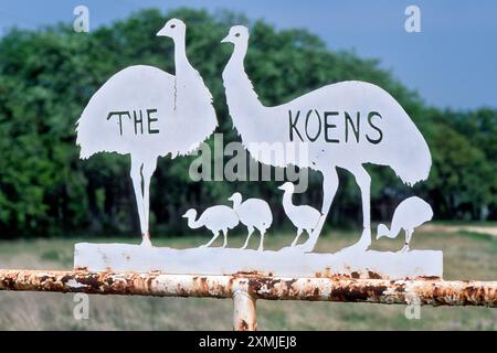 Straußenbilder am schmiedeeisernen Schild am Ranch Entrang, Hays County, Hill Country, in der Nähe von Wimberley, Texas, USA Stockfoto