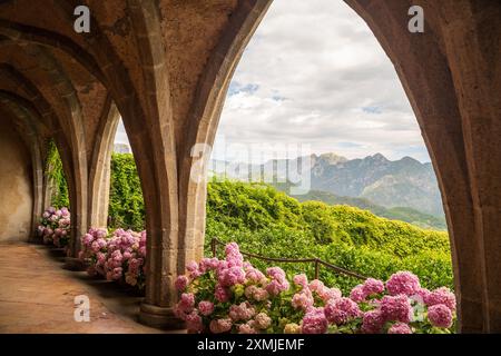 Cimbrone Villa in ravello, Italien: Wunderschöne Berglandschaft durch alte Steinbögen mit blühenden Hortensien. Perfekt für Konzepte von tra Stockfoto