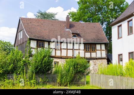 Lippoldsberg das Kloster Lippoldsberg mit der Kirche St. Georg und Maria, ist ein ehemaliges Kloster der Benediktinerinnen, das den Ursprung des Ortes Lippoldsberg an der Weser im nördlichen Hessen bildete. Lippoldsberg Hessen Deutschland *** Lippoldsberg das Kloster Lippoldsberg mit der Kirche St. Georg und Maria ist ein ehemaliges Benediktinerkloster, das den Ursprung des Dorfes Lippoldsberg an der Weser in Nordhessen Lippoldsberg Hessen Deutschland Kloster Lippoldsberg 00115 bildete Stockfoto