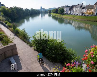 chateau thierry, frankreich, 20. juli 2024: Radfahrer am Ufer des Flusses im Schloss thierry Stockfoto