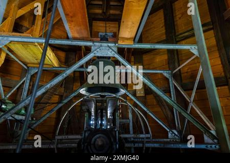 Lippoldsberg das Kloster Lippoldsberg mit der Kirche St. Georg und Maria, ist ein ehemaliges Kloster der Benediktinerinnen, das den Ursprung des Ortes Lippoldsberg an der Weser im nördlichen Hessen bildete. Stählerner Glockenstuhl. Lippoldsberg Hessen Deutschland *** Lippoldsberg das Kloster Lippoldsberg mit der Kirche St. Georg und Maria ist ein ehemaliges Benediktinerkloster, das den Ursprung der Stadt Lippoldsberg an der Weser in Nordhessen bildete Stahlglockenturm Lippoldsberg Hessen Deutschland Kloster Lippoldsberg 00166 Stockfoto