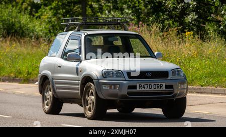 Milton Keynes, Großbritannien - 28. Juli 2024: 1998 silberne Toyota RAV4-Wagen auf einer britischen Straße Stockfoto