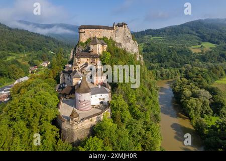 Mittelalterliche Burg Oravsky Hrad bei Sonnenaufgang in der Slowakei. Luftaufnahme Stockfoto