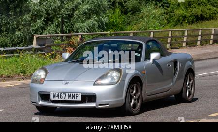 Milton Keynes, Großbritannien - 28. Juli 2024: 2000 silberner Toyota MR2 Oldtimer, der auf einer britischen Straße fährt Stockfoto