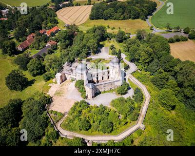 Sababurg die Sababurg, früher erst Zappenburg, dann Zapfenburg und heute im Volksmund nach dem Brüder-Grimm-Märchen DornröschenÂschloss genannt, ist die Ruine einer Höhenburg im sagenumwobenen Reinhardswald, der sich im nordhessischen Landkreis Kassel erstreckt. Sababurg ist zugleich ein Ortsteil des Stadtteils Beberbeck von Hofgeismar. Nach Entfernung moderner Anbau, soll sie zu einem Hotel umbauen werden. Hofgeismar Hessen Deutschland *** Sababurg Sababurg, ehemals Zappenburg, dann Zapfenburg und heute nach dem Märchen der Brüder Grimm als Dornröschenschloss bekannt, ist das Stockfoto