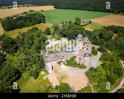 Sababurg die Sababurg, früher erst Zappenburg, dann Zapfenburg und heute im Volksmund nach dem Brüder-Grimm-Märchen DornröschenÂschloss genannt, ist die Ruine einer Höhenburg im sagenumwobenen Reinhardswald, der sich im nordhessischen Landkreis Kassel erstreckt. Sababurg ist zugleich ein Ortsteil des Stadtteils Beberbeck von Hofgeismar. Nach Entfernung moderner Anbau, soll sie zu einem Hotel umbauen werden. Hofgeismar Hessen Deutschland *** Sababurg Sababurg, ehemals Zappenburg, dann Zapfenburg und heute nach dem Märchen der Brüder Grimm als Dornröschenschloss bekannt, ist das Stockfoto