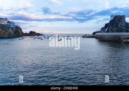 Boote, die im Hafen von Camara de Lobos ankern, während die Dunkelheit fällt, Madeira Portugal. Juni 2024 Stockfoto