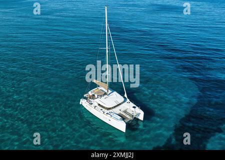 Korfu, 10. Juni 2024: Ionische Inseln in Griechenland Korfu. Katamaran auf blauem Wasser. Stockfoto