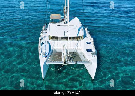 Korfu, 10. Juni 2024: Ionische Inseln in Griechenland Korfu. Katamaran auf blauem Wasser. Stockfoto