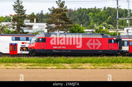 Bassersdorf, Schweiz, 4. Mai 2024: Eine Lokomotive 2000 (SBB re 460) fährt einen Personenzug durch den Bahnhof Bassersdorf. (Foto: Jonas Philippe/ Stockfoto