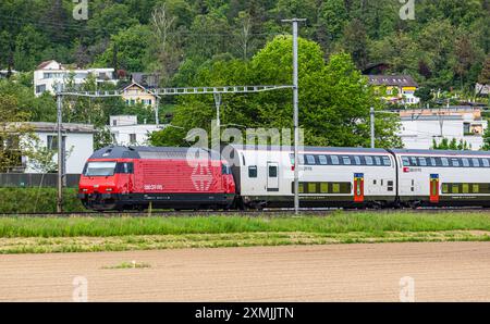 Bassersdorf, Schweiz, 4. Mai 2024: Eine Lokomotive 2000 (SBB re 460) fährt einen Personenzug durch den Bahnhof Bassersdorf. (Foto: Jonas Philippe/ Stockfoto