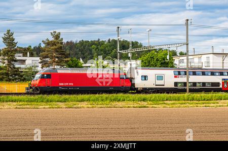 Bassersdorf, Schweiz, 4. Mai 2024: Eine Lokomotive 2000 (SBB re 460) fährt einen Personenzug durch den Bahnhof Bassersdorf. (Foto: Jonas Philippe/ Stockfoto