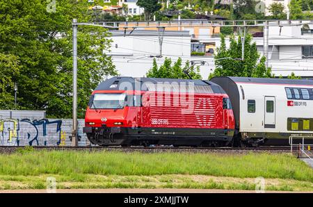 Bassersdorf, Schweiz, 4. Mai 2024: Eine Lokomotive 2000 (SBB re 460) fährt einen Personenzug durch den Bahnhof Bassersdorf. (Foto: Andreas Haas/di Stockfoto