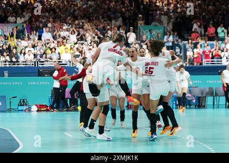 Ungarische Spieler feiern, Handball, Frauen's Vorrunde Gruppe B zwischen Brasilien und Ungarn während der Olympischen Spiele Paris 2024 am 28. Juli 2024 in der South Paris Arena in Paris, Frankreich Stockfoto