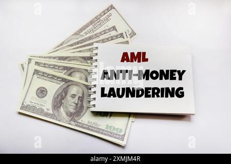 Geschäftskonzept. Auf dem Notizblock befindet sich neben den Dollars die Aufschrift Anti-Money Laundering. Stockfoto