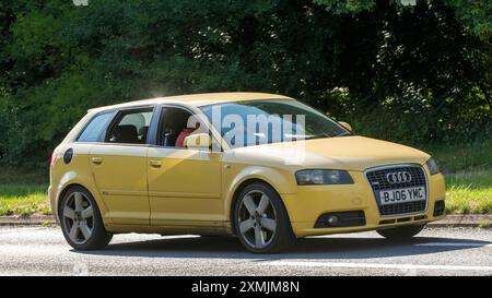 Milton Keynes, Großbritannien - 18. Juli 2024: 2006 gelbes Audi A3 Auto auf einer britischen Landstraße Stockfoto