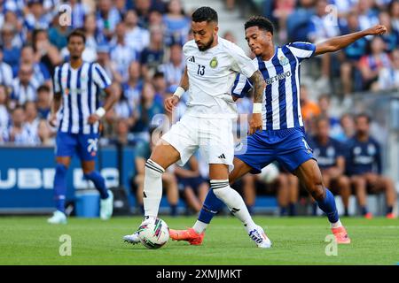 FC Porto gegen Al Nassr, Porto, Dragon Stadium, Portugal. 28. Juli 2024. Von links nach rechts, Alex Telles (Spieler Al Nassr), Danny Namaso (Spieler FC Porto), während des Vorstellungsspiels des portugiesischen Teams FC Porto. Quelle: Victor Sousa/Alamy Live News Stockfoto