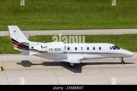 Zürich, Schweiz, 4. Mai 2024: Ein NETJETS Cessna 560XL Citation XLS Taxis zur Start- und Landebahn am Flughafen Zürich. Registrierung CS-DXG. (Foto von Andreas H Stockfoto