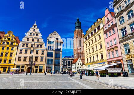 Farbenfrohe historische Mietshäuser und Turm der St. Elisabeth-Kirche im nördlichen Teil des Marktplatzes, Altstadt, Breslau, Schlesien, Polen Stockfoto