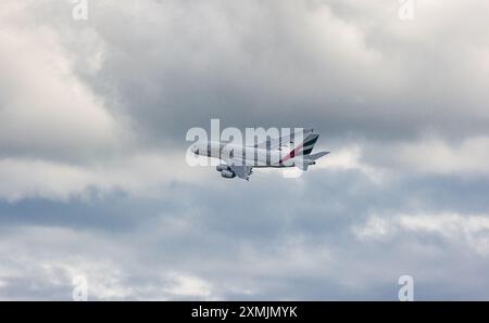 Zürich, Schweiz, 5. Mai 2024: Ein Emirates Airbus A380-861 befindet sich nach dem Start vom Flughafen Zürich in der ersten Steigung. Registrierung A6-EOD. (Foto von Stockfoto