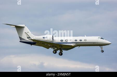 Zürich, Schweiz, 5. Juni 2024: Ein Gulfstream G450 von Jet Edge ist auf dem letzten Anflug zum Flughafen Zürich. Registrierung N8VC. (Foto: Andreas Haas/d Stockfoto