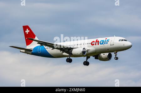 Zürich, Schweiz, 5. Juni 2024: Ein Airbus A320-214 von Chair Airlines ist auf seinem letzten Anflug zum Flughafen Zürich. Registrierung HB-JOS. (Foto von einem Stockfoto