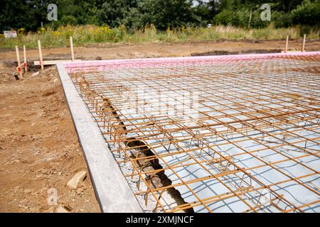 Verstärkung von Stahldrahtgeflechten auf dem Boden einer Baustelle Stockfoto