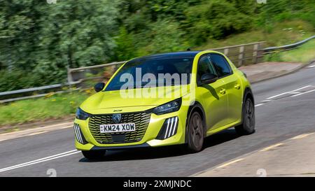 Milton Keynes, UK - 28. Juli 2024: 2024 gelber Peugeot 208 GT Auto fährt auf einer britischen Straße Stockfoto