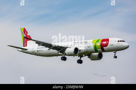 Zürich, Schweiz, 5. Juni 2024: Ein Airbus A321-251N (Airbus A321neo) von TAP Air Portugal ist auf dem letzten Anflug zum Flughafen Zürich. Registrierung CS- Stockfoto