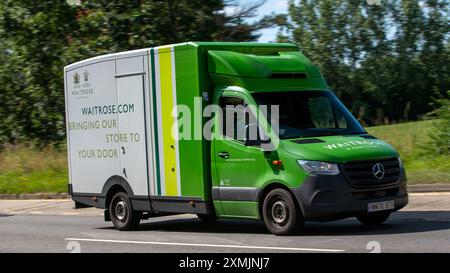 Milton Keynes, Großbritannien - 28. Juli 2024: Waitrose-Lieferwagen fährt auf einer britischen Straße Stockfoto