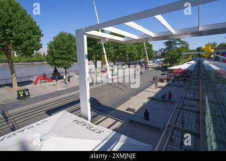 Der Blick auf das Southbank Centre tritt an einem sonnigen Sommertag ein. London - 28. Juli 2024 Stockfoto