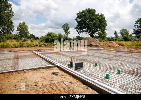 Ein Bauarbeiter, der auf einer Baustelle steht. Konzept für den Bau eines Familienhauses Stockfoto