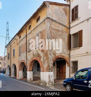 Die verwitterte Architektur zeigt den historischen Charme der charmanten italienischen Stadt Revere. Stockfoto