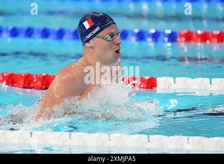 Paris, Frankreich. Juli 2024. Goldmedaillengewinner Leon Marchand aus Frankreich tritt am Sonntag, den 28. Juli 2024, im 400-m-Einzelfinale der Männer bei den Olympischen Spielen 2024 in Paris an. Foto: Richard Ellis/UPI. Quelle: UPI/Alamy Live News Stockfoto