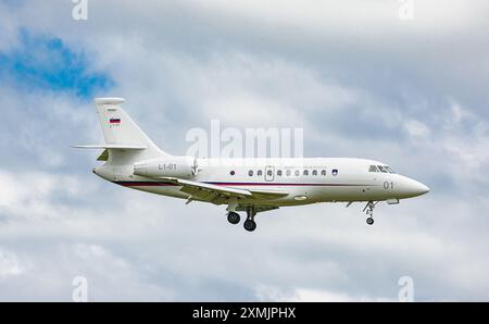 Zürich, Schweiz, 15. Juni 2024: Die Delegation aus Slowenien reist in einem Dassault Falcon 2000EX zur Ukraine-Friedenskonferenz. Das Flugzeug ist Stockfoto