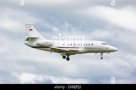 Zürich, Schweiz, 15. Juni 2024: Die Delegation aus Slowenien reist in einem Dassault Falcon 2000EX zur Ukraine-Friedenskonferenz. Das Flugzeug ist Stockfoto