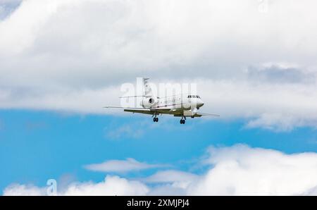 Zürich, Schweiz, 15. Juni 2024: Die Delegation aus Slowenien reist in einem Dassault Falcon 2000EX zur Ukraine-Friedenskonferenz. Das Flugzeug ist Stockfoto