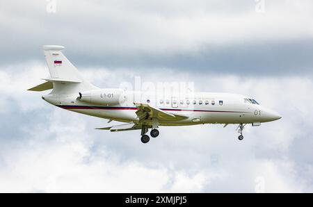 Zürich, Schweiz, 15. Juni 2024: Die Delegation aus Slowenien reist in einem Dassault Falcon 2000EX zur Ukraine-Friedenskonferenz. Das Flugzeug ist Stockfoto