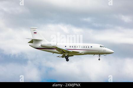 Zürich, Schweiz, 15. Juni 2024: Die Delegation aus Slowenien reist in einem Dassault Falcon 2000EX zur Ukraine-Friedenskonferenz. Das Flugzeug ist Stockfoto