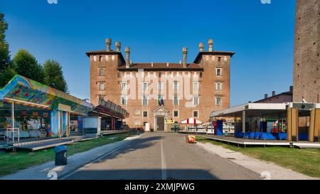 Farbenfrohe Karussells säumen den Weg, der zum historischen Herzogspalast von Revere führt. Stockfoto