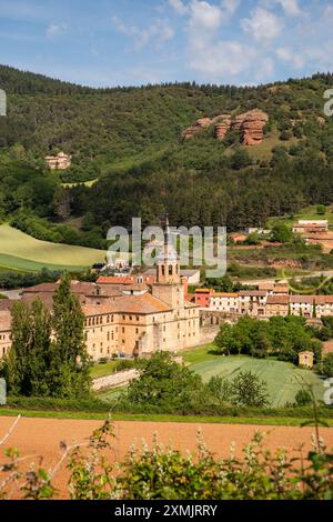 Das Kloster San Millan de Yuso im spanischen Dorf San Millán de la Cogolla, La Rioja Spanien mit dem Kloster suso in den Hügeln darüber Stockfoto