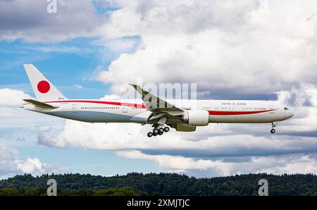 Zürich, Schweiz, 15. Juni 2024: Eine Boeing 777-3SBER(BBJ) bringt die Delegation aus Japan zur Ukraine-Friedenskonferenz in der Schweiz. Der Aircr Stockfoto