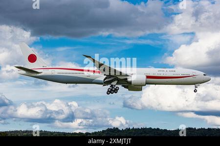 Zürich, Schweiz, 15. Juni 2024: Eine Boeing 777-3SBER(BBJ) bringt die Delegation aus Japan zur Ukraine-Friedenskonferenz in der Schweiz. Der Aircr Stockfoto