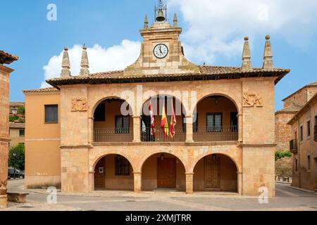 Das Rathaus in der spanischen mittelalterlichen Stadt Ayllón, einer Gemeinde in der Provinz Segovia, Kastilien und León, Spanien Stockfoto